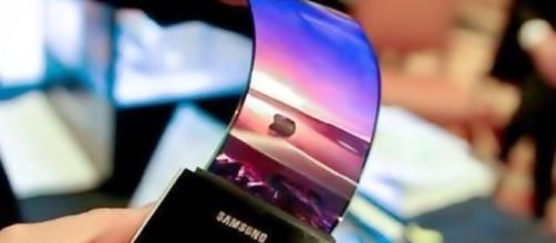 Imagem ilustrativa do Samsung Galaxy S10 que poderá vir com tela dobrável.