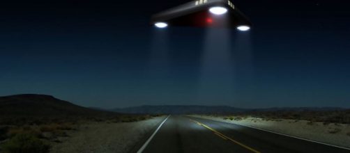 UFO triangolare è stato inseguito da due elicotteri.