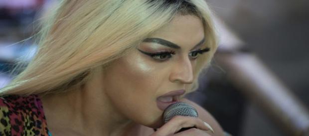 A cantora surpreendeu a todos por reagir de maneira educada A cantora surpreendeu a todos por reagir de maneira educada