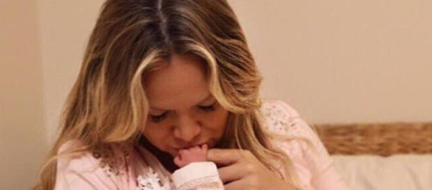 A pequena aparece dando um belo sorriso para a câmera ( Reprodução - Instagram ) A pequena aparece dando um belo sorriso para a câmera ( Reprodução - Instagram )