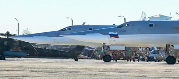 Bombarderos rusos Tu-22M3 antes de despegar hacia objetivos terroristas cerca de Abu Kamal Bombarderos rusos Tu-22M3 antes de despegar hacia objetivos terroristas cerca de Abu Kamal
