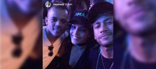 Emilly e Neymar se divertiram em noite parisiense Emilly e Neymar se divertiram em noite parisiense