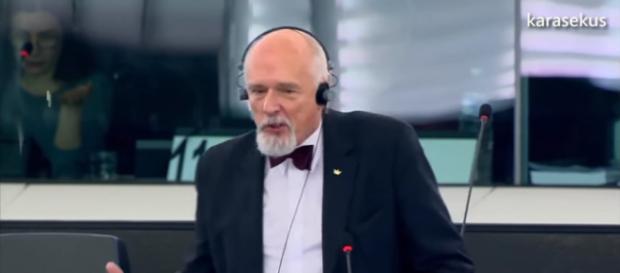 Janusz Korwin-Mikke podczas przemówienia w Europarlamencie (screen YouTube). Janusz Korwin-Mikke podczas przemówienia w Europarlamencie (screen YouTube).