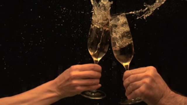 Brindisi: ecco perch&eacute; ci si guarda negli occhi - framepool.com