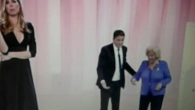 Ilary Blasi e Teo Mammucari durante lo scherzo dell'armadio