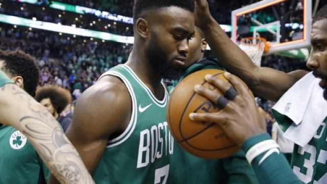 Jaylen Brown et Kyrie Irving grands artisans de la série des Celtics !