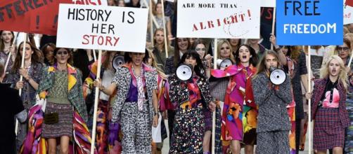 Manifestación feminista de Chanel durante la semana de la moda de París de 2014