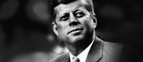 54 anni fa John Fitzgerald Kennedy fu assassinato a Dallas durante una visita ufficiale di fronte a migliaia di spettatori