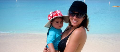 Kelly Dodd poses on a beach. [Image via Facebook]