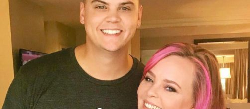 Tyler Baltierra poses with wife Catelynn Lowell. [Image via Instagram]