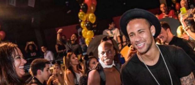 A Neymar la gusta la noche de Paris A Neymar la gusta la noche de Paris