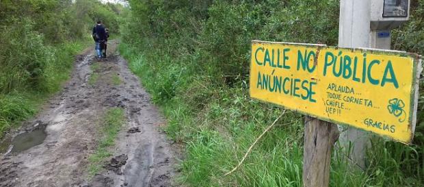 Entrada al Barrio Ecológico. El cartel está para evitar que entren personas sin avisar Entrada al Barrio Ecológico. El cartel está para evitar que entren personas sin avisar