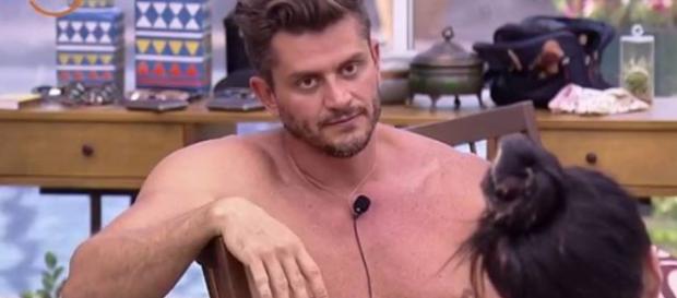 Marcos Harter e Flávia Viana discutem e fãs pedem expulsão do médico acusado de violência psicológica Marcos Harter e Flávia Viana discutem e fãs pedem expulsão do médico acusado de violência psicológica