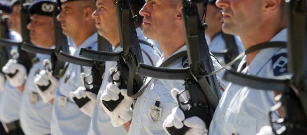 Os policias protegem pessoas e bens mesmo que com o sacrifício da própria vida Os policias protegem pessoas e bens mesmo que com o sacrifício da própria vida