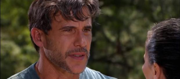 Pedro se surpreende ao saber do arrependimento de Amélia Pedro se surpreende ao saber do arrependimento de Amélia
