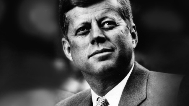 54 anni fa John Fitzgerald Kennedy fu assassinato a Dallas durante una visita ufficiale di fronte a migliaia di spettatori
