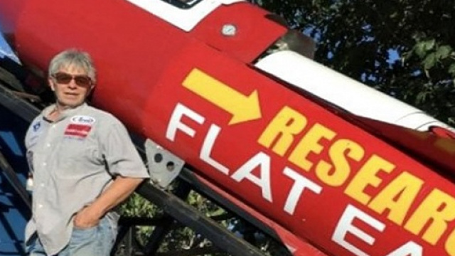 Mike Hughes a fianco del razzo artigianale che ha costruito.