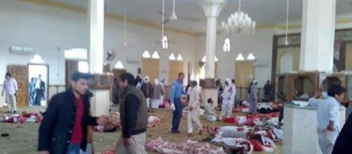 Egitto: violente esplosioni in una moschea, 250 morti e 120 feriti