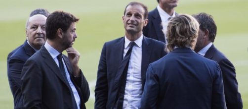 La dirigenza della Juventus al completo a colloquio con Allegri prima di una partita