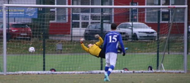 Großrudestedts Keeper Björn Kunold streckte sich beim 2:1 von BW 52 vergeblich. Letztlich siegte sein Team glücklich 3:2. Foto: Martin Bogatz Großrudestedts Keeper Björn Kunold streckte sich beim 2:1 von BW 52 vergeblich. Letztlich siegte sein Team glücklich 3:2. Foto: Martin Bogatz