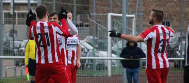 Kreisoberliga-Primus Gispersleben lässt derzeit nichts anbrennen. Hier siegte das Team 4:1 im Kreispokal beim FC Union. Foto: Martin Bogatz Kreisoberliga-Primus Gispersleben lässt derzeit nichts anbrennen. Hier siegte das Team 4:1 im Kreispokal beim FC Union. Foto: Martin Bogatz