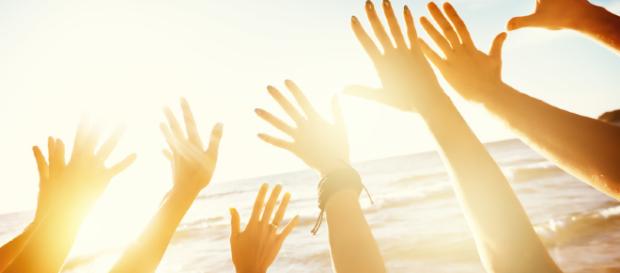 Lizenz: Fotolia / © cppzone: Friends travel concept with hands ... Lizenz: Fotolia / © cppzone: Friends travel concept with hands ...
