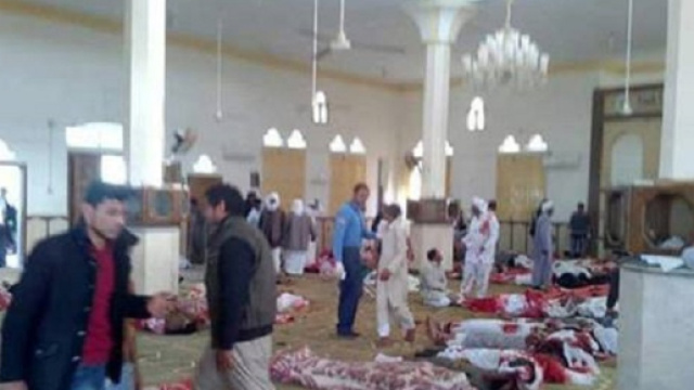 Egitto: violente esplosioni in una moschea, 250 morti e 120 feriti