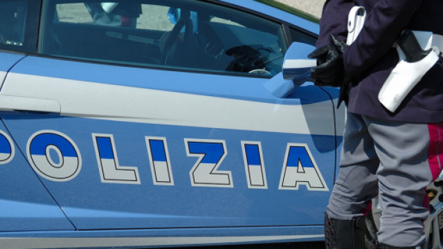 Quindicenne cerca di uccidere i genitori con un'accetta.