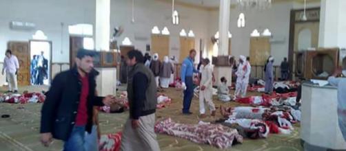 Strage in moschea: i corpi delle vittime coperti da lenzuoli