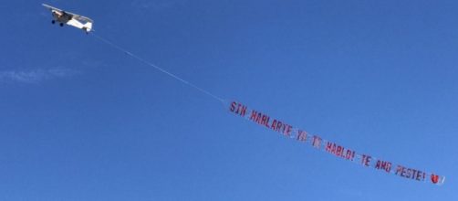 Ecco quanto costa mandare un messaggio con l’aereo.