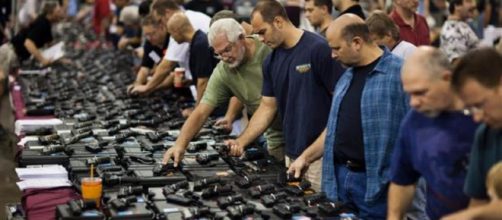 Massiccia vendita di armi in un negozio statunitense (fonte presstv.com)