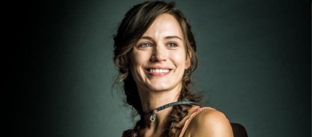 Clara muda completamente depois de receber fortuna Clara muda completamente depois de receber fortuna