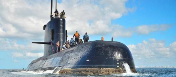 El ARA "San Juan" navegando en superficie El ARA "San Juan" navegando en superficie