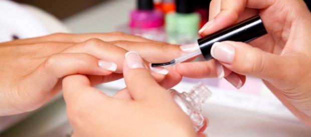 Fazer alisamento e ir à manicure está entre os 4 procedimentos elencados. Fazer alisamento e ir à manicure está entre os 4 procedimentos elencados.