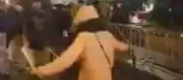 Karygodne zachowanie protestujących na manifestacji "w obronie wolnych sądów" (screen Twitter). Karygodne zachowanie protestujących na manifestacji "w obronie wolnych sądów" (screen Twitter).