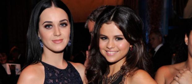 Katy Perry com Selena Gomez, em imagem do passado Katy Perry com Selena Gomez, em imagem do passado