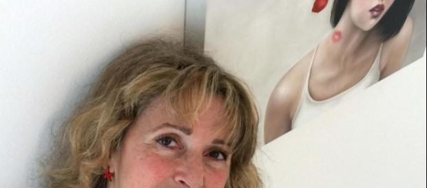 L'artista toscana Rossella Baldecchi in posa con una sua opera (fonte: Rossella Baldecchi) L'artista toscana Rossella Baldecchi in posa con una sua opera (fonte: Rossella Baldecchi)