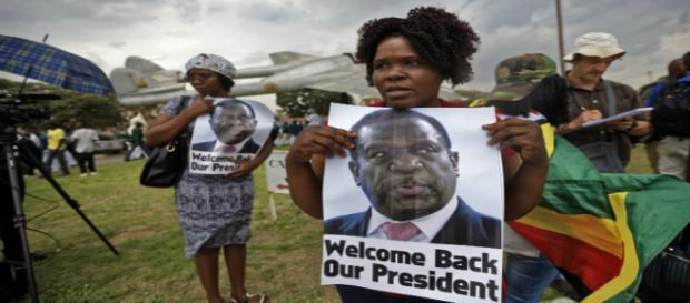 Los ciudadanos de Zimbabwe han demostrado su apoyo al nuevo presidente con carteles que dicen: "Bienvenido de vuelta". Los ciudadanos de Zimbabwe han demostrado su apoyo al nuevo presidente con carteles que dicen: "Bienvenido de vuelta".