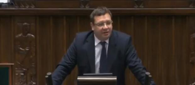 Minister Michał Wójcik podczas przemówienia w Sejmie (screen Twitter). Minister Michał Wójcik podczas przemówienia w Sejmie (screen Twitter).