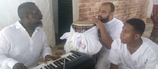 O pastor Kleber Lucas se juntou aos fiéis da religião afro. Foto: Instagram/Reprodução O pastor Kleber Lucas se juntou aos fiéis da religião afro. Foto: Instagram/Reprodução
