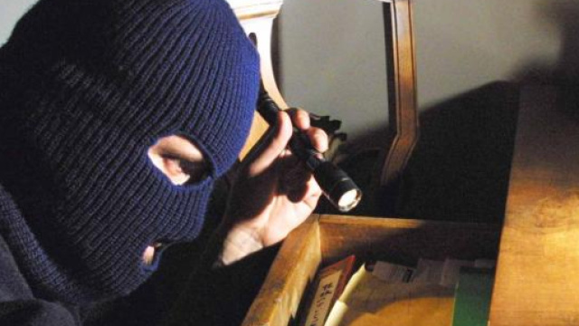 Ladro di appartamento in azione