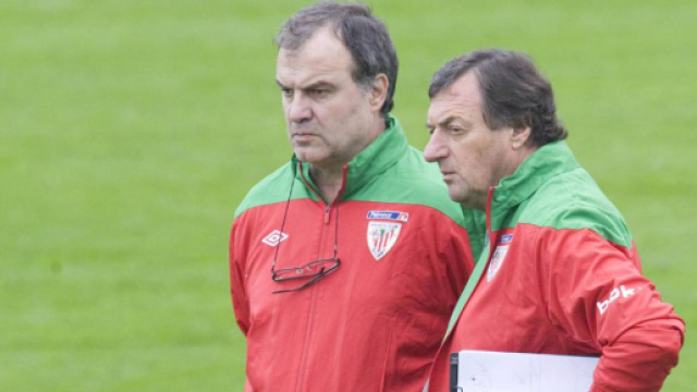 Marcelo Bielsa e Luis Bonini hanno iniziato la loro collaborazione ad inizio anni 90 quando "El Loco" allenava il Club Atlas. (Google Immagini)