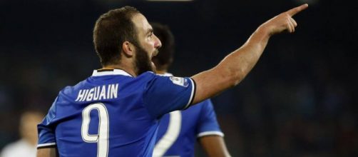 Gonzalo Higuain esulta dopo uno dei due gol messi a segno lo scorso anno in Napoli-Juve 3-2 di coppa italia