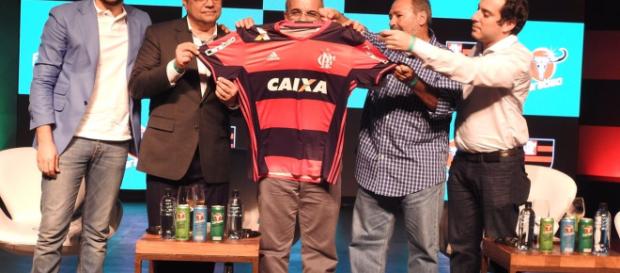 Dirigientes do Flamengo com os representantes da Carabao no evento que anunciou a parceria, em janeiro Dirigientes do Flamengo com os representantes da Carabao no evento que anunciou a parceria, em janeiro