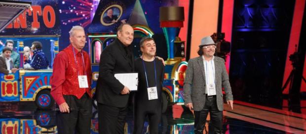 Gerry Scotti ed alcuni concorrenti della 'scuderia' Gerry Scotti ed alcuni concorrenti della 'scuderia'