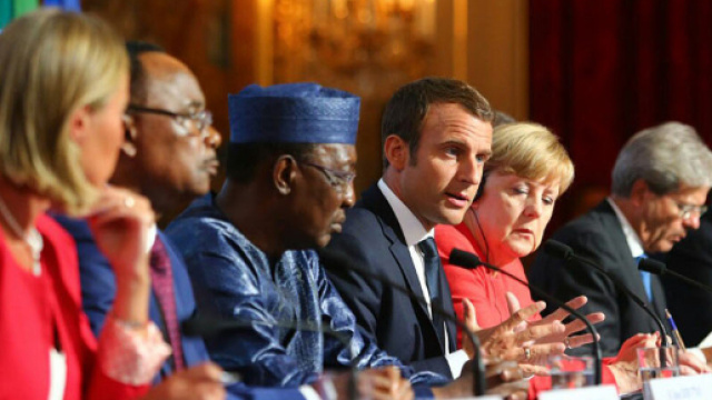 On attend de Macron un discours pragmatique et réaliste lors du sommet Euro-Afrique en Côte d'Ivoire.