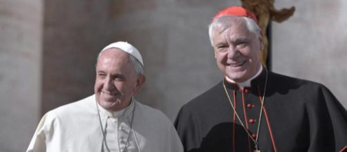 Il cardinale conservatore Gherard Muller insieme al progressista papa Francesco