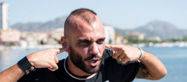 Il nuovo rapper En?gma e l'ultimo singolo. Il nuovo rapper En?gma e l'ultimo singolo.