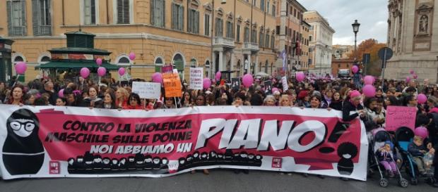 Roma, una fase della manifestazione nazionale contro la violenza di genere Roma, una fase della manifestazione nazionale contro la violenza di genere