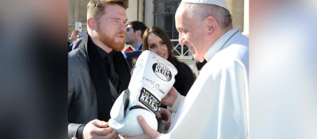 Saúl Älvares regala al Papa Francisco guantes de boxeo profesional Saúl Älvares regala al Papa Francisco guantes de boxeo profesional